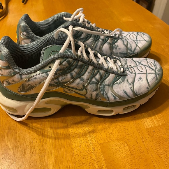 air max plus palm tree